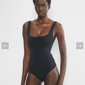 NWT Babaton Aritzia Black Contour Squareneck Bodysuit Size XS